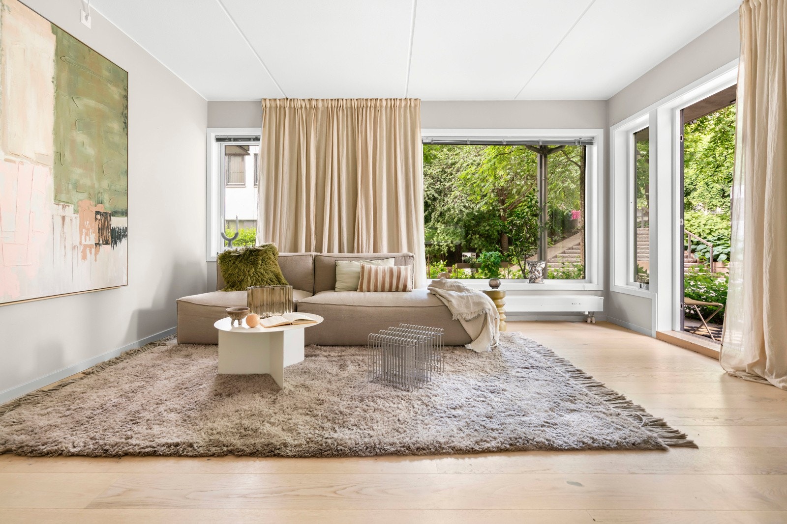 Det er god plass til spisebord, sofagruppe og tilhørende møblement. Hjørneeffekten sikrer en flott atmosfære i grønne omgivelser. Galleribilde