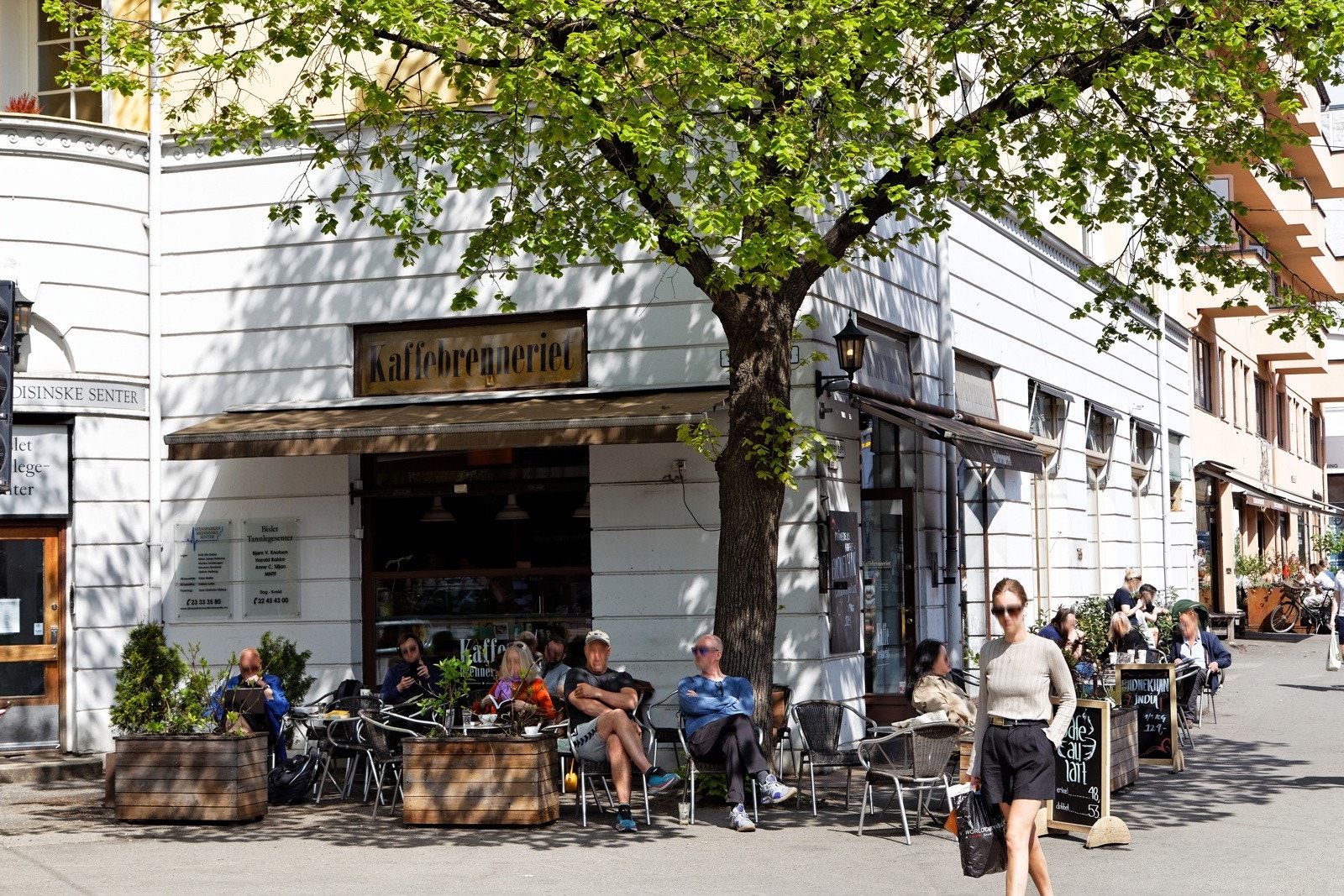 Det er 5 minutters gange til Karl Johan, og 4-5 minutters gange til St. Hanshaugen og Bislett hvor det blant annet er caféer, restauranter, apotek, diverse frisører, hyggelige spisesteder og spesialbutikker. Galleribilde