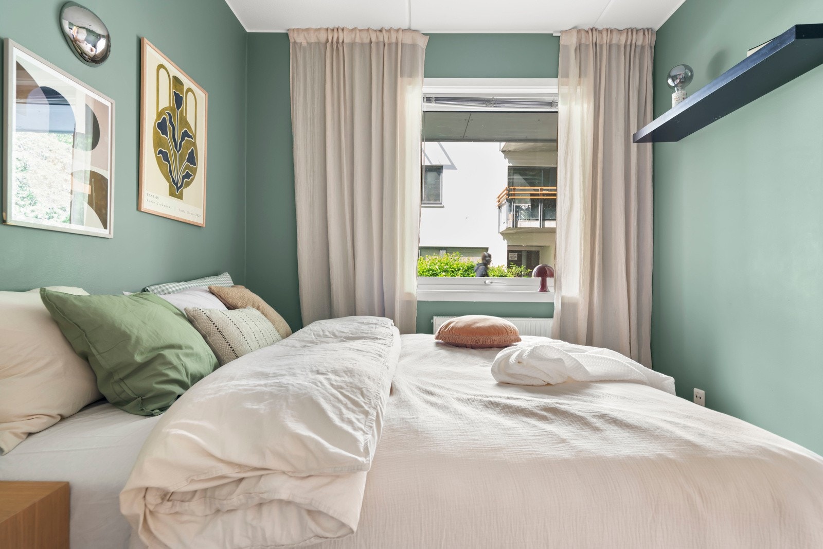 Rommet har plass til dobbeltseng og tilhørende nattbord på begge sider. Stor vindusflate gir rikelig med naturlig lys. Galleribilde