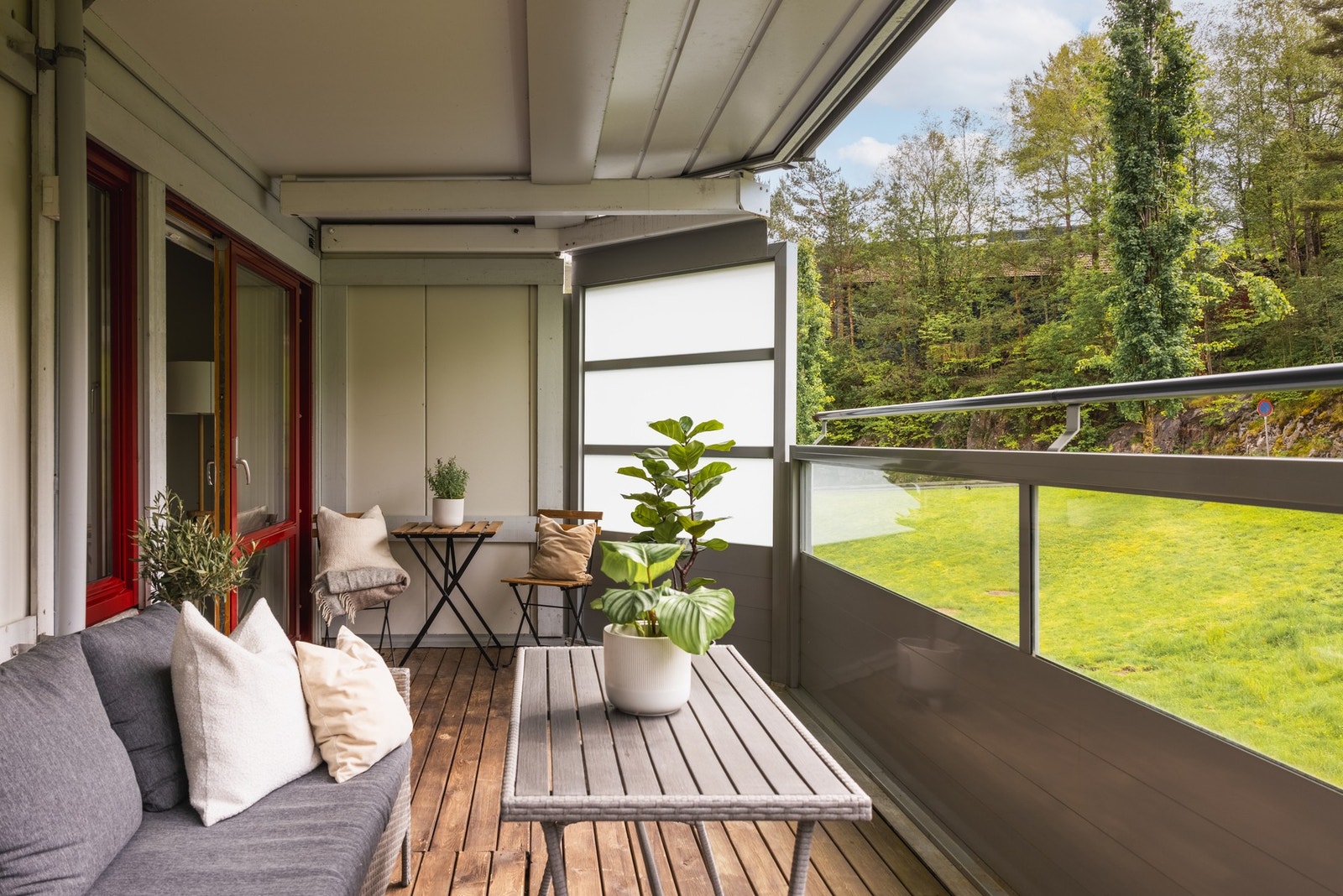 Leiligheten har en hyggelig balkong som vender mot rolige grøntarealer. Galleribilde