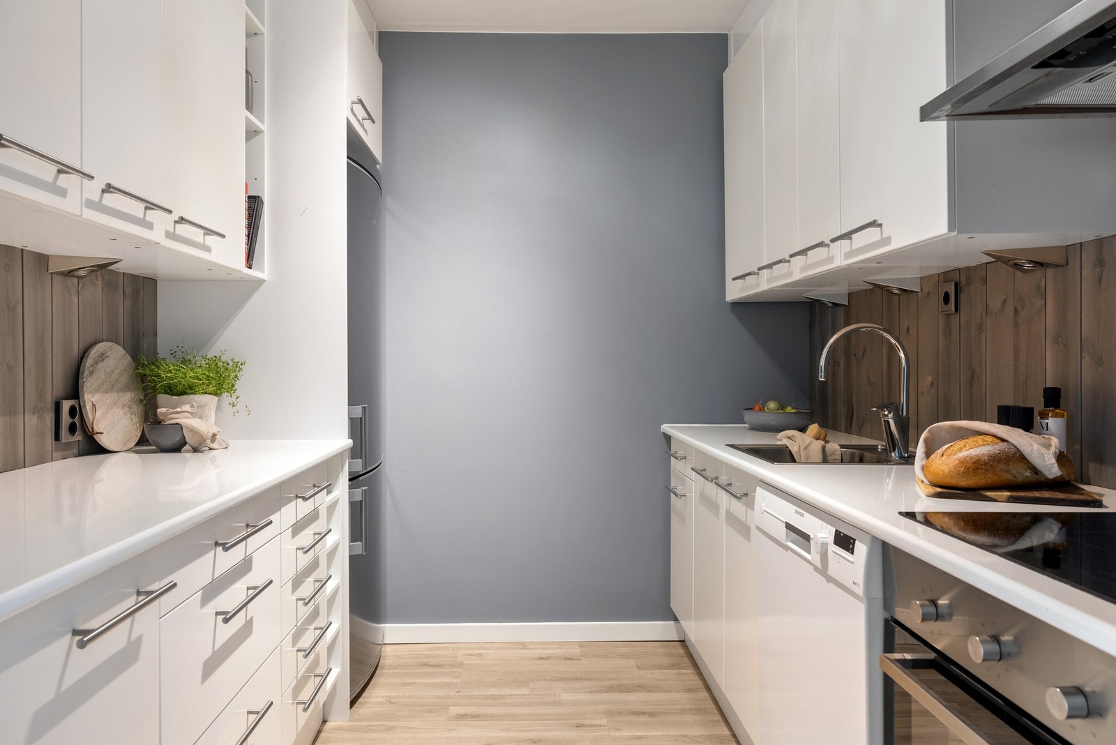 Tidsmessig kjøkken med pen innredning. Galleribilde