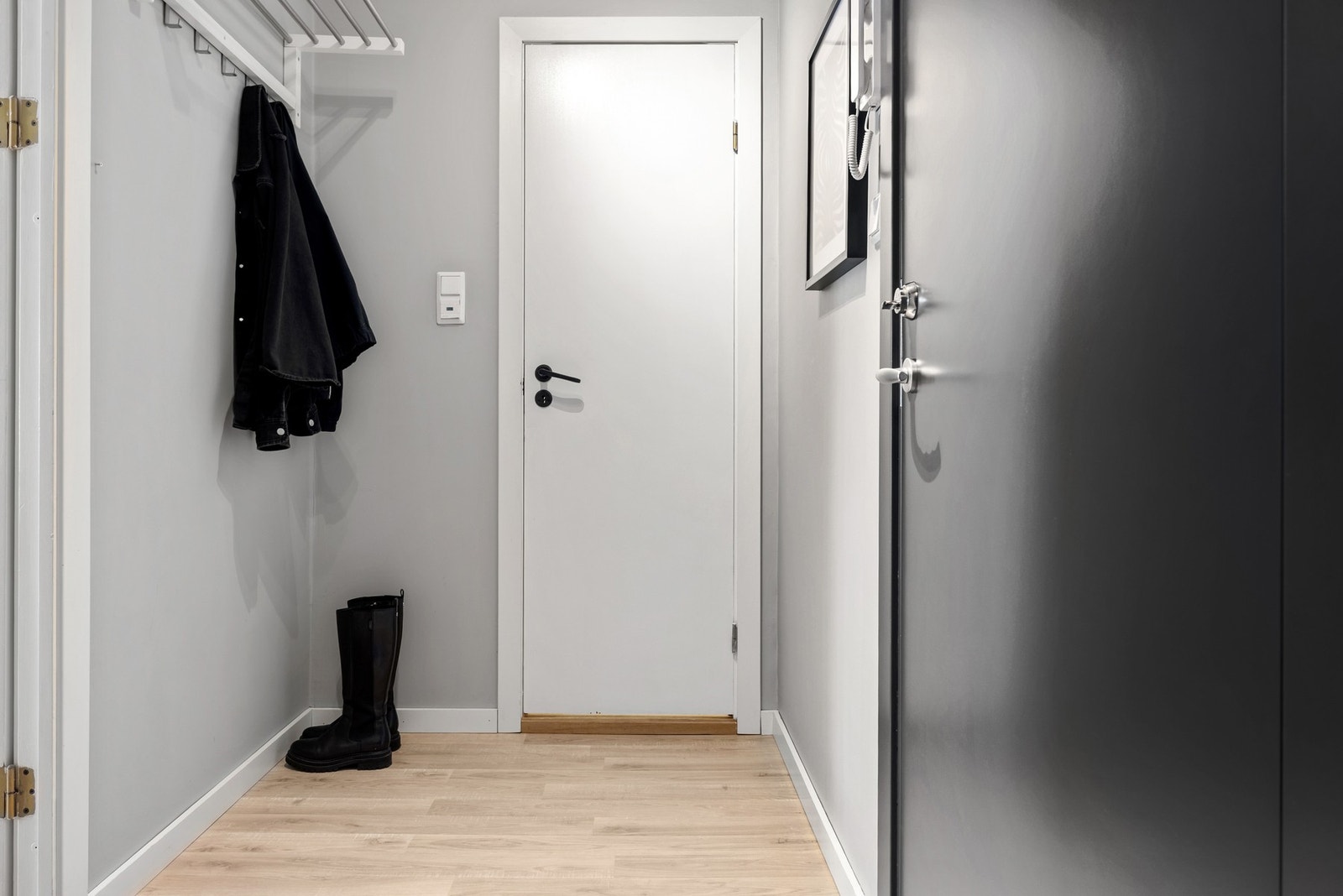 Romslig entré med god plass for klesoppheng og oppbevaring av sko. Galleribilde