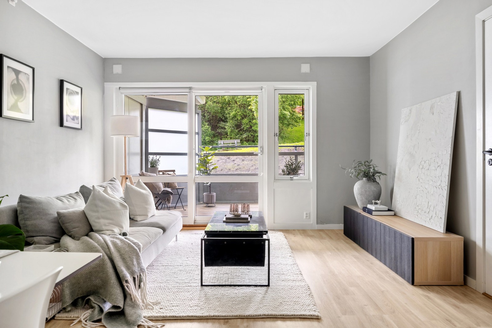 Store vindusflater slipper inn rikelig med naturlig lys. Galleribilde