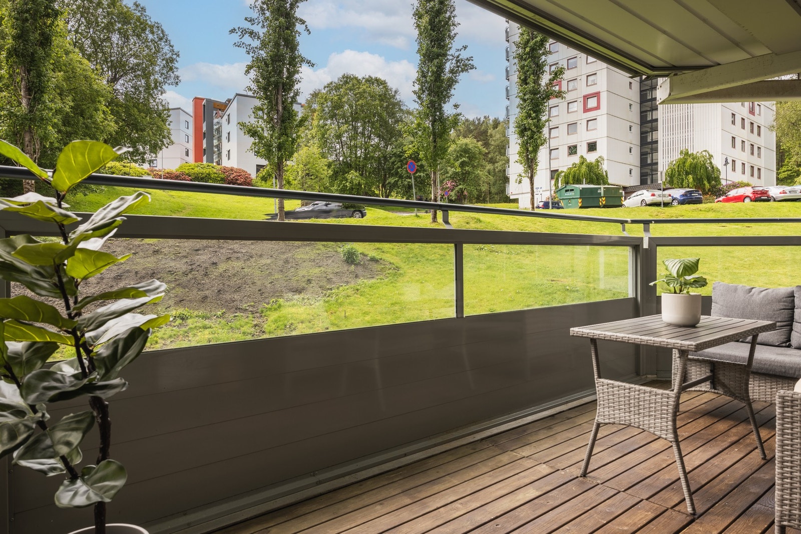 Balkongen er hele 14 kvm og har god plass. Galleribilde