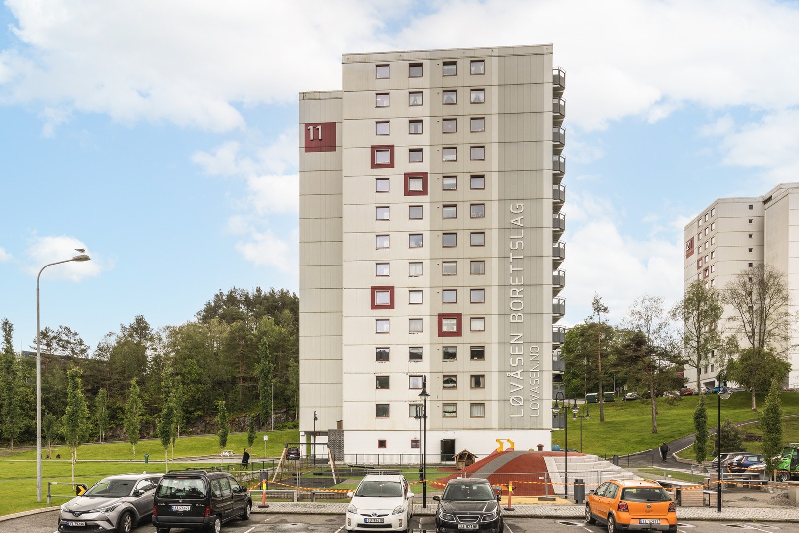 Det er mulighet for leie av både parkeringsplass og garasjeplass i borettslaget etter venteliste. Galleribilde