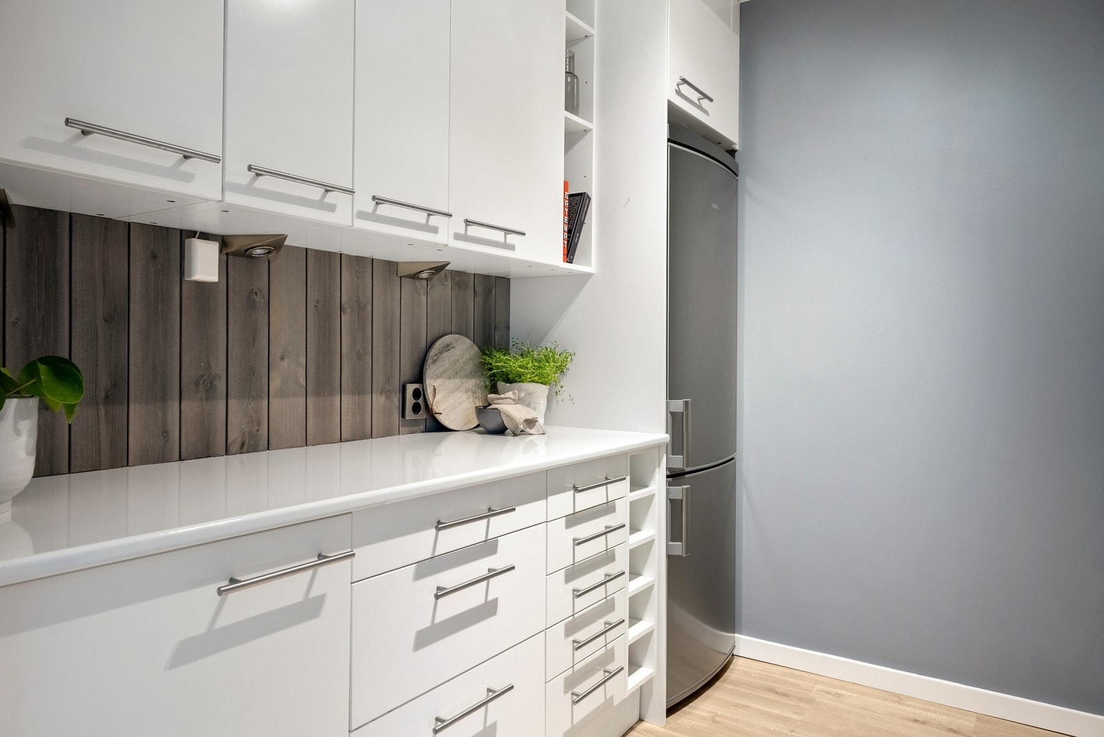 Det er en fin kombinasjon av skap- og benkeplass for både oppbevaring og matlaging. Galleribilde