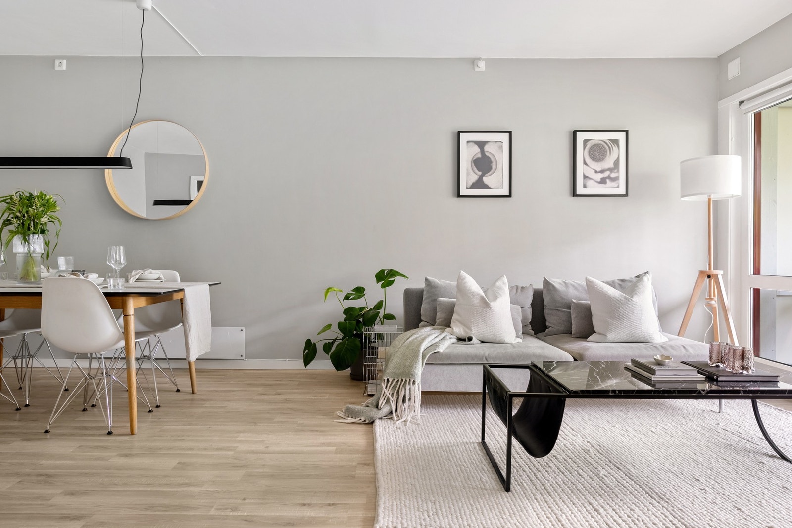 Stuens utforming gjør at man naturlig får delt inn i flere soner. Galleribilde