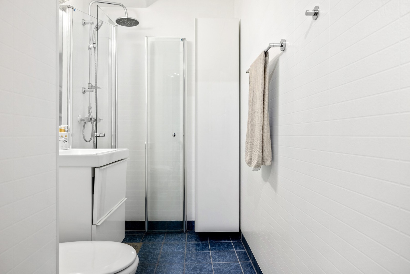 Videre har leiligheten et romslig bad. Galleribilde