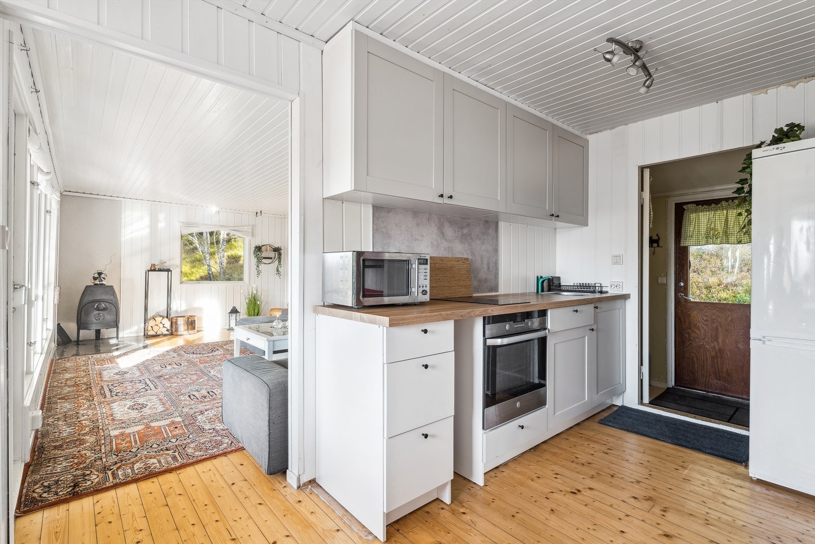 Kjøkken i delvis åpen løsning til stuen. Galleribilde
