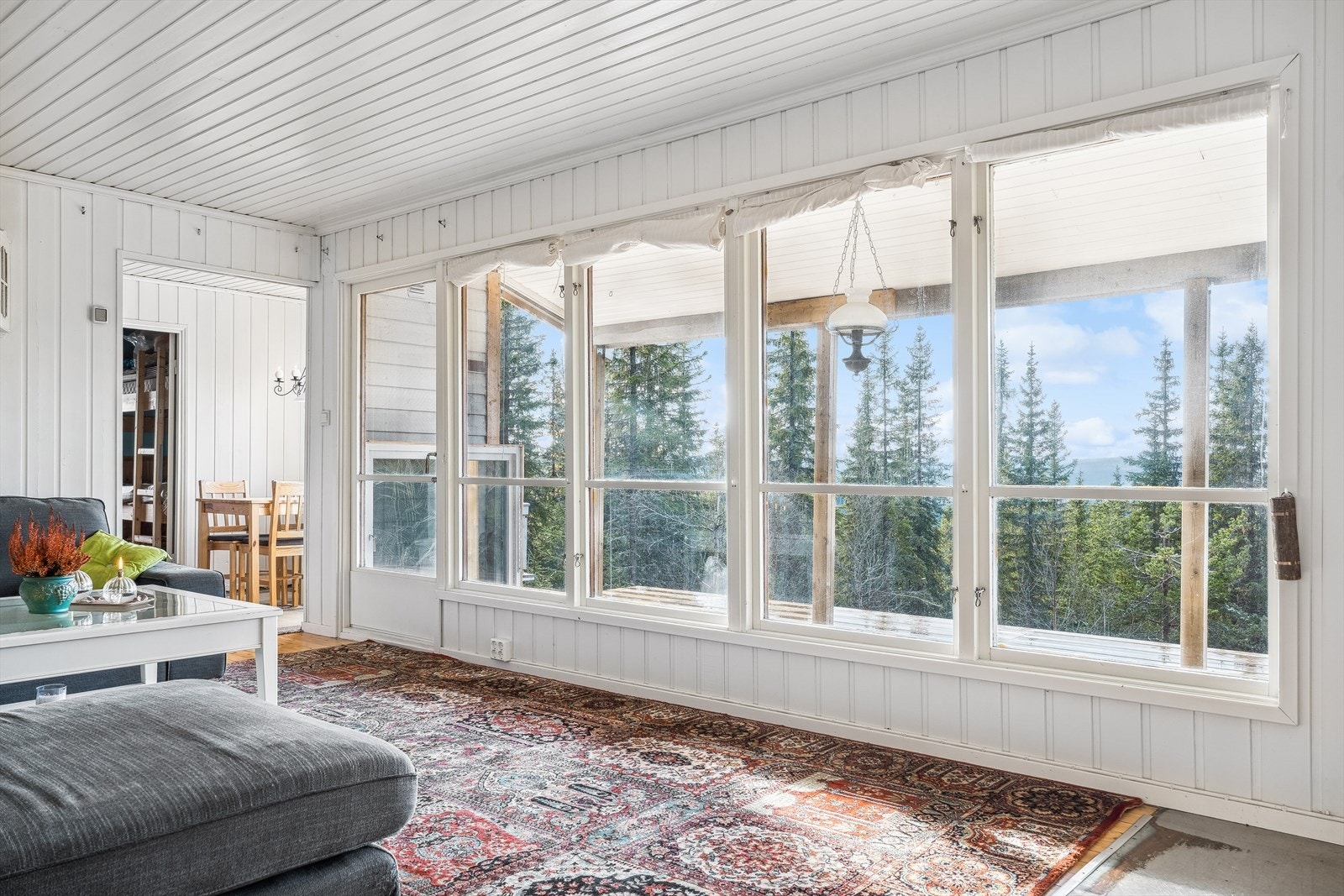 Gode vindusflater i stuen slipper inn godt med naturlig lys. Galleribilde