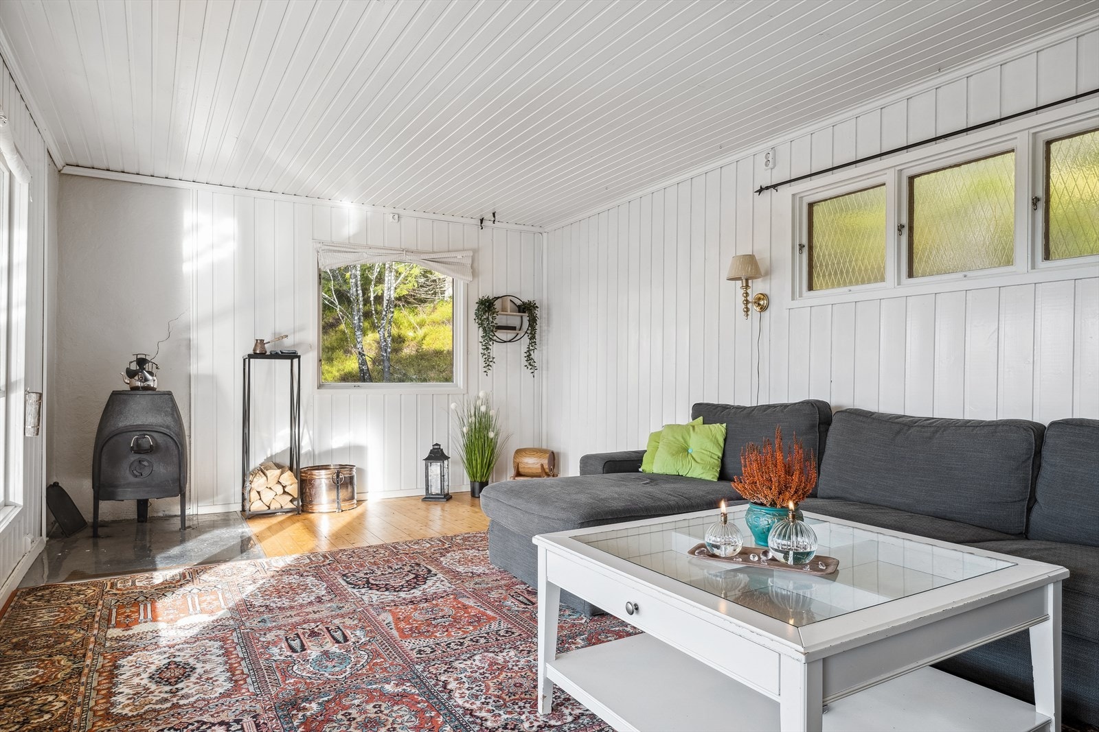 Romslig stue med god plass for sofa, bord, TV og ønsket møblement. Galleribilde