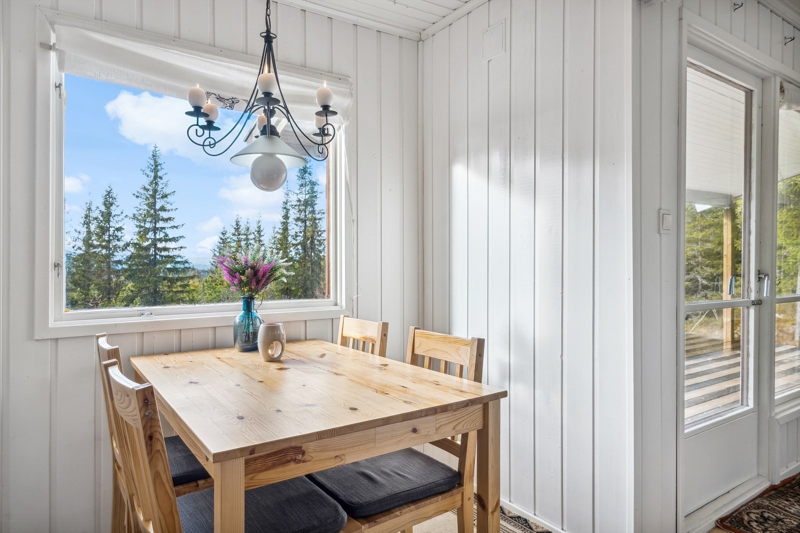 Kjøkkenet har god plass for spisebord ved vinduet. Galleribilde
