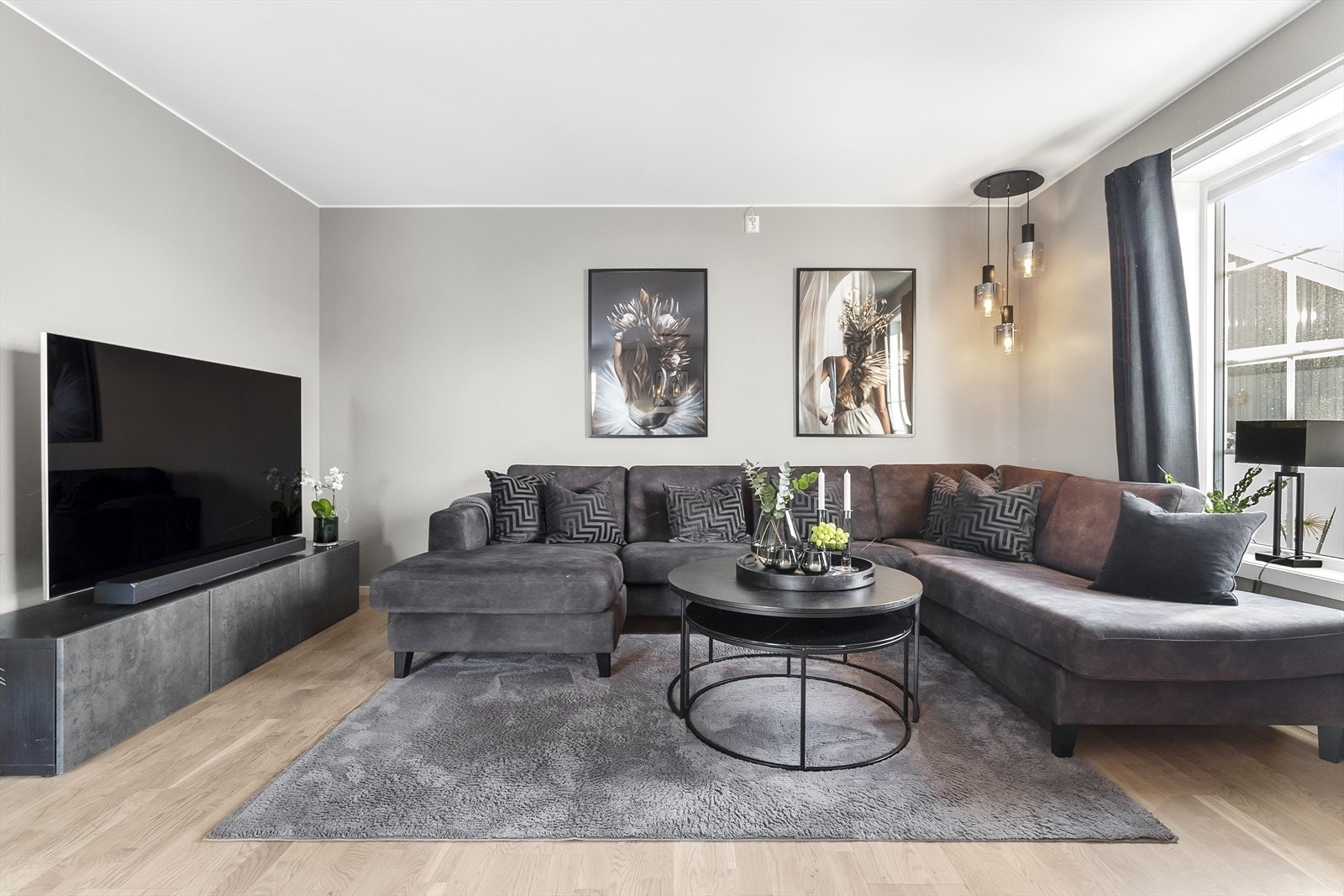 På gulvet er det parkett og veggene har en dusgrå fargenyanse. Galleribilde
