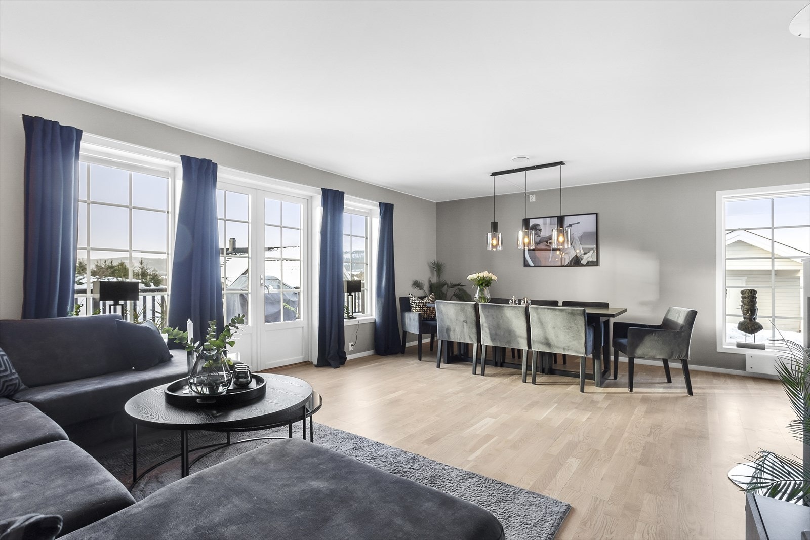 Fra stuesonen er det utgang til den store terrassen. Galleribilde