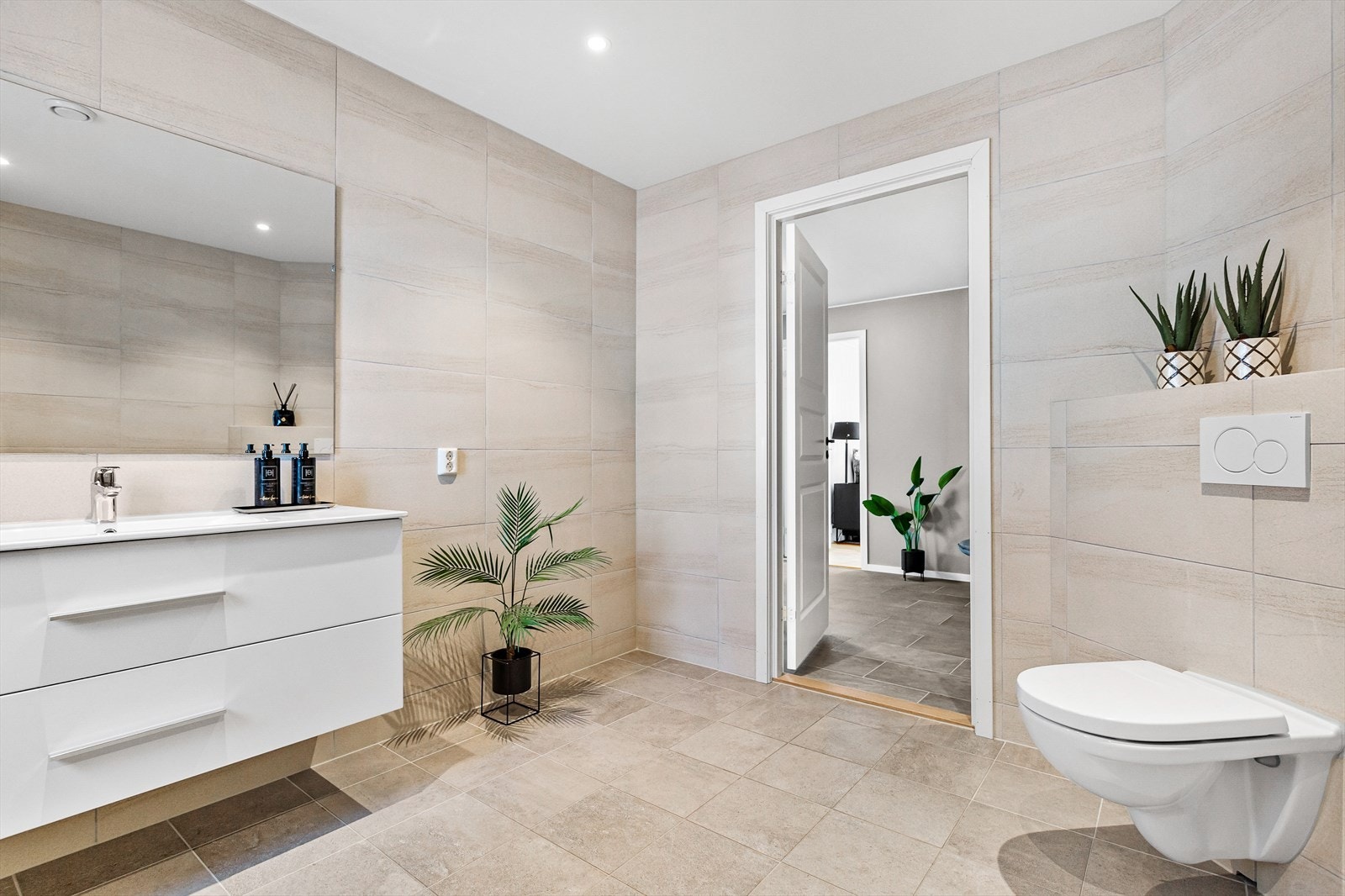 Toalettet er gulvhengt og badet har dusjkabinett. Galleribilde