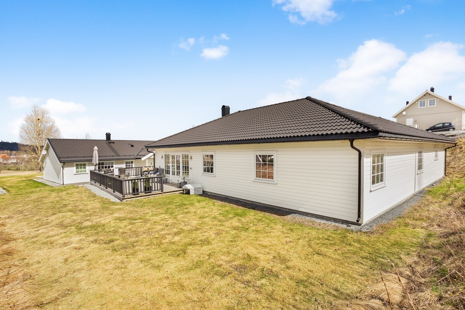Tomten er på 862 kvm og er opparbeidet med plen. Galleribilde