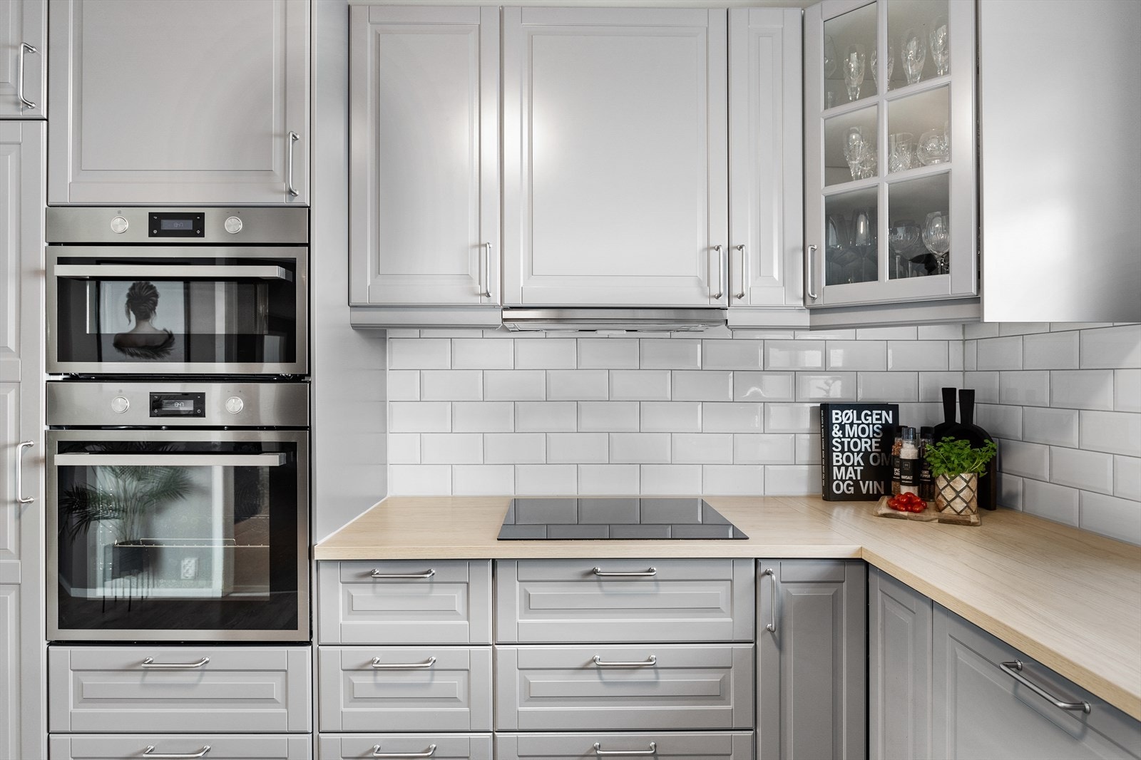 Mellom over- og underskap er det tøffe metrofliser som backsplash. Galleribilde