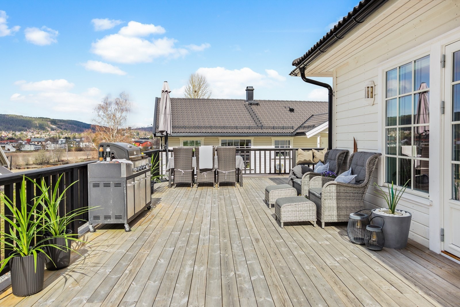 Terrassen har spaltegulv av tre og malt rekkverk. Galleribilde