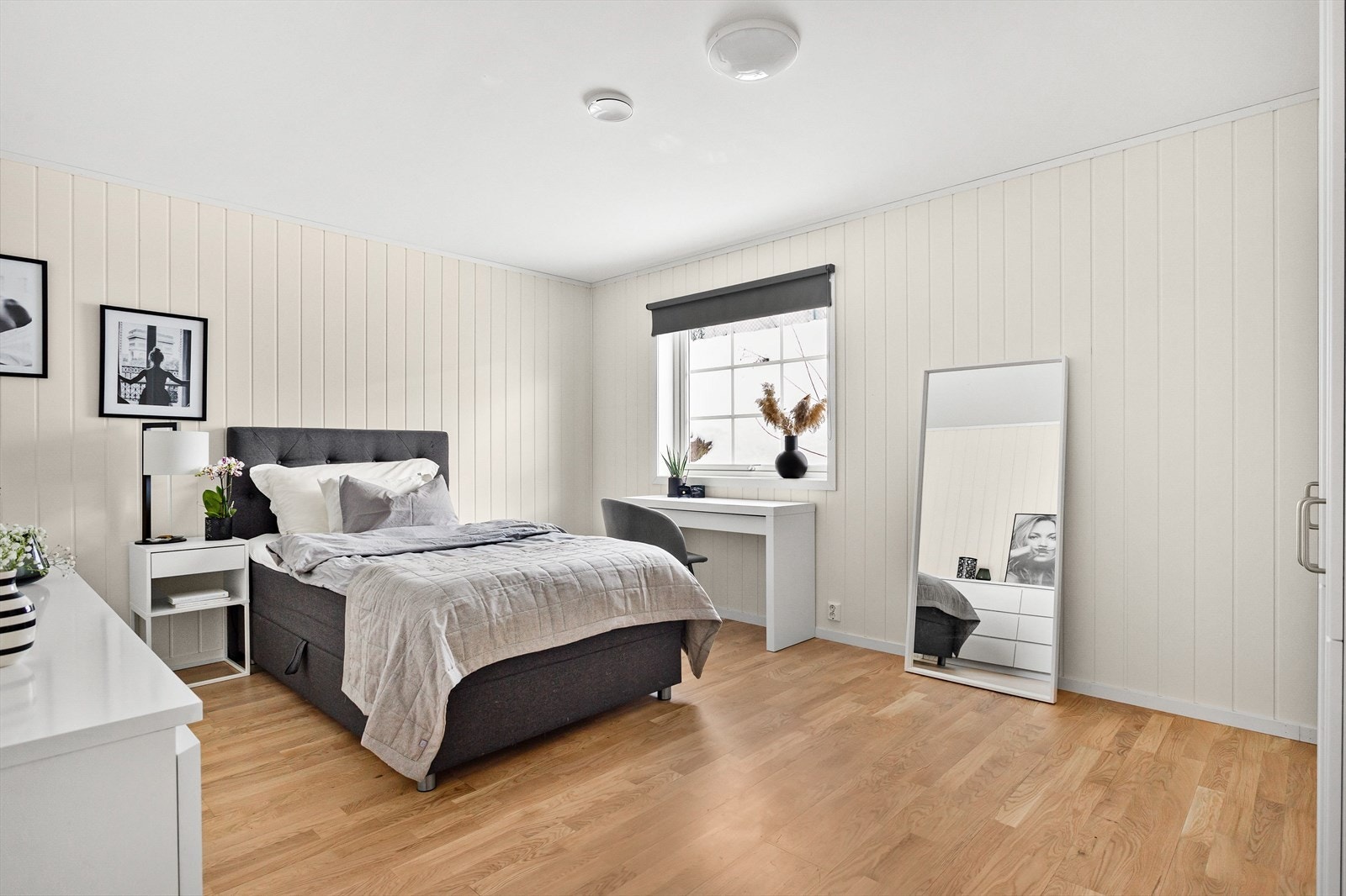 Med fire fine soverom, har boligen god plass til en stor familie. Galleribilde
