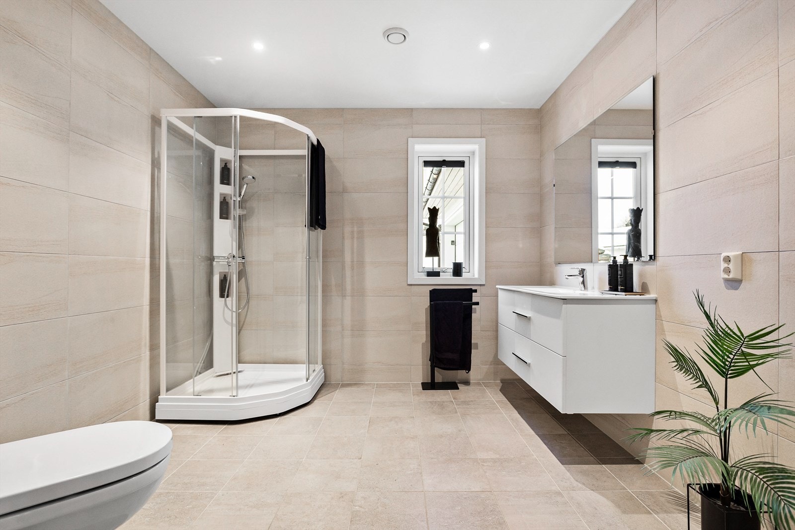 Det delikate og helflisede badet har downlights i taket og lun gulvvarme. Galleribilde