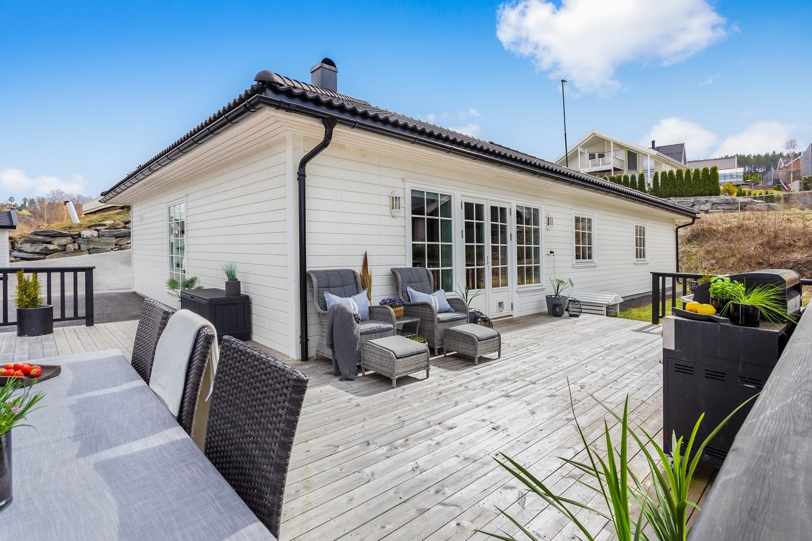 Fra stuen er det utgang til en stor, solrik terrasse som strekker seg langs to sider av boligen. Galleribilde