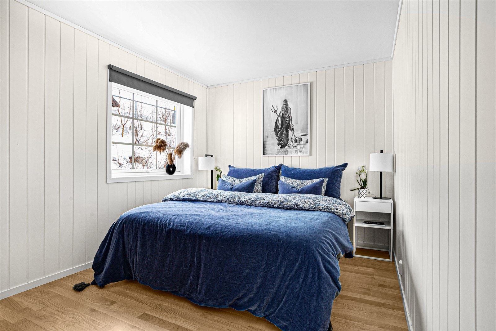 Det er parkett på gulvet og lysmalt veggpanel. Galleribilde
