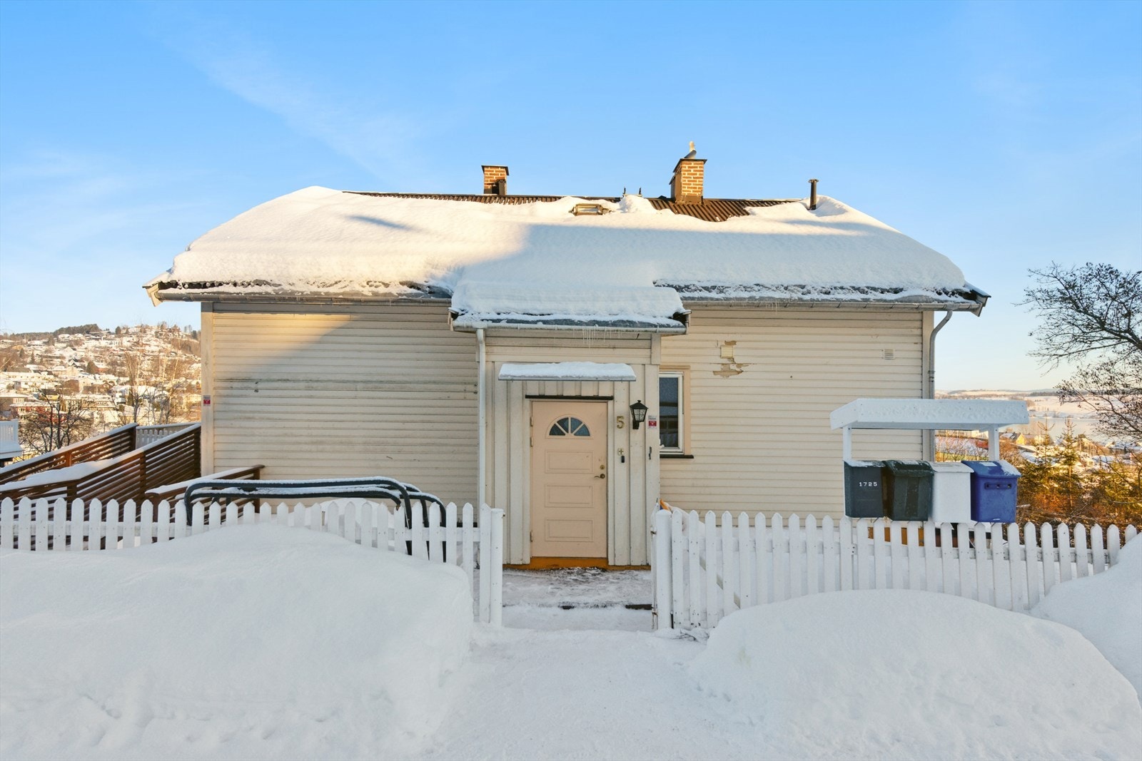 Stor uteplass med terrasse på terreng ved inngangspartiet. Galleribilde