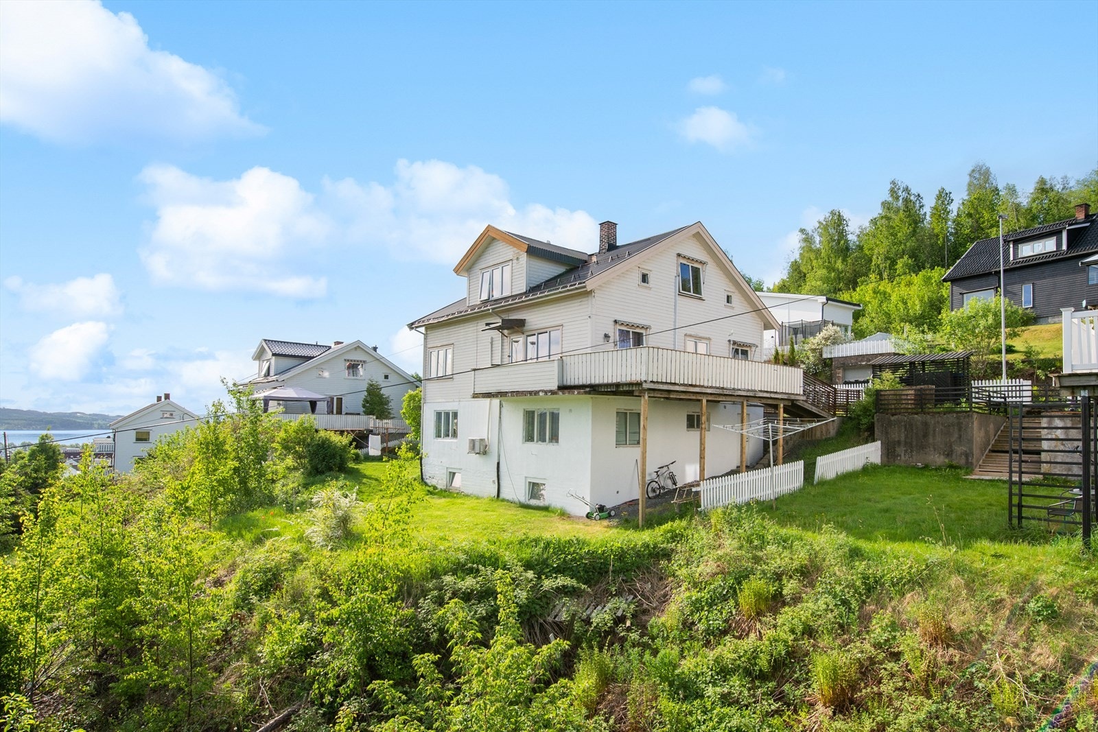 Boligen er innredet med tre godkjente boenheter fordelt over tre plan, samt kjeller. Galleribilde