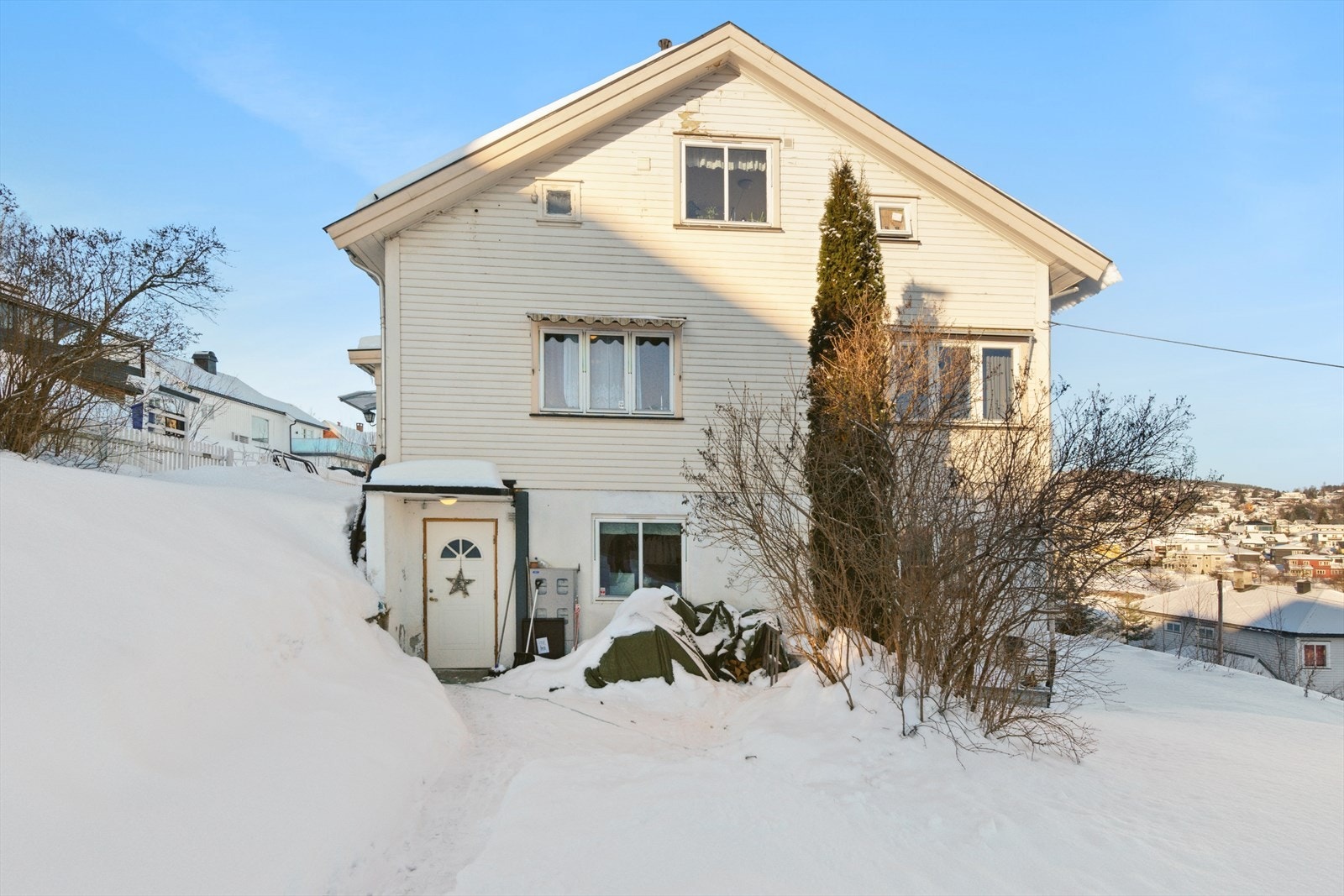 Boligen ligger i kort avstand til flere dagligvarebutikker, inkludert Rema 1000 og Coop Prix, som dekker dine daglige behov. Galleribilde