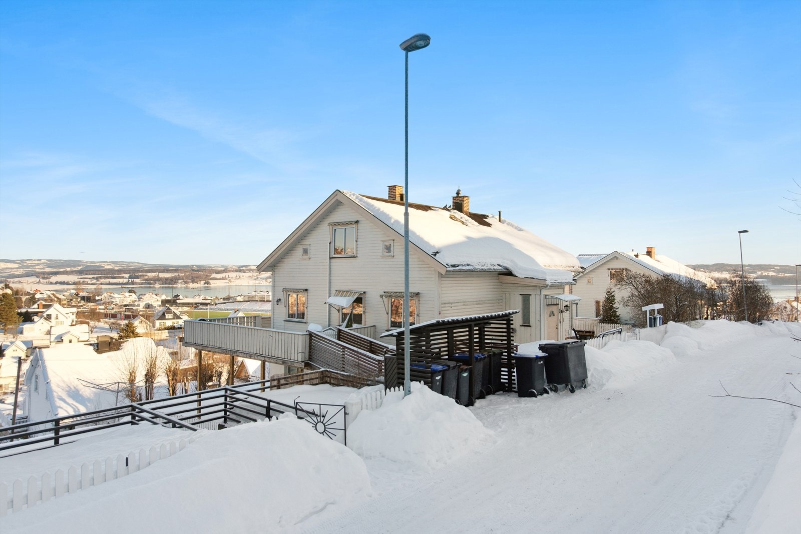 Boligen har en fantastisk utsikt over byen og Mjøsa. Galleribilde