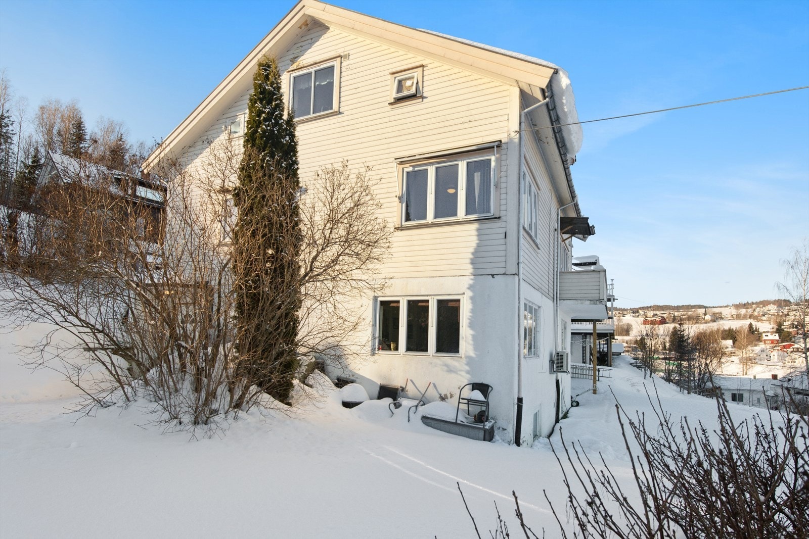 Eiendommen ligger i et attraktivt og familievennlig område med en rekke fasiliteter og servicetilbud i nærheten. Galleribilde