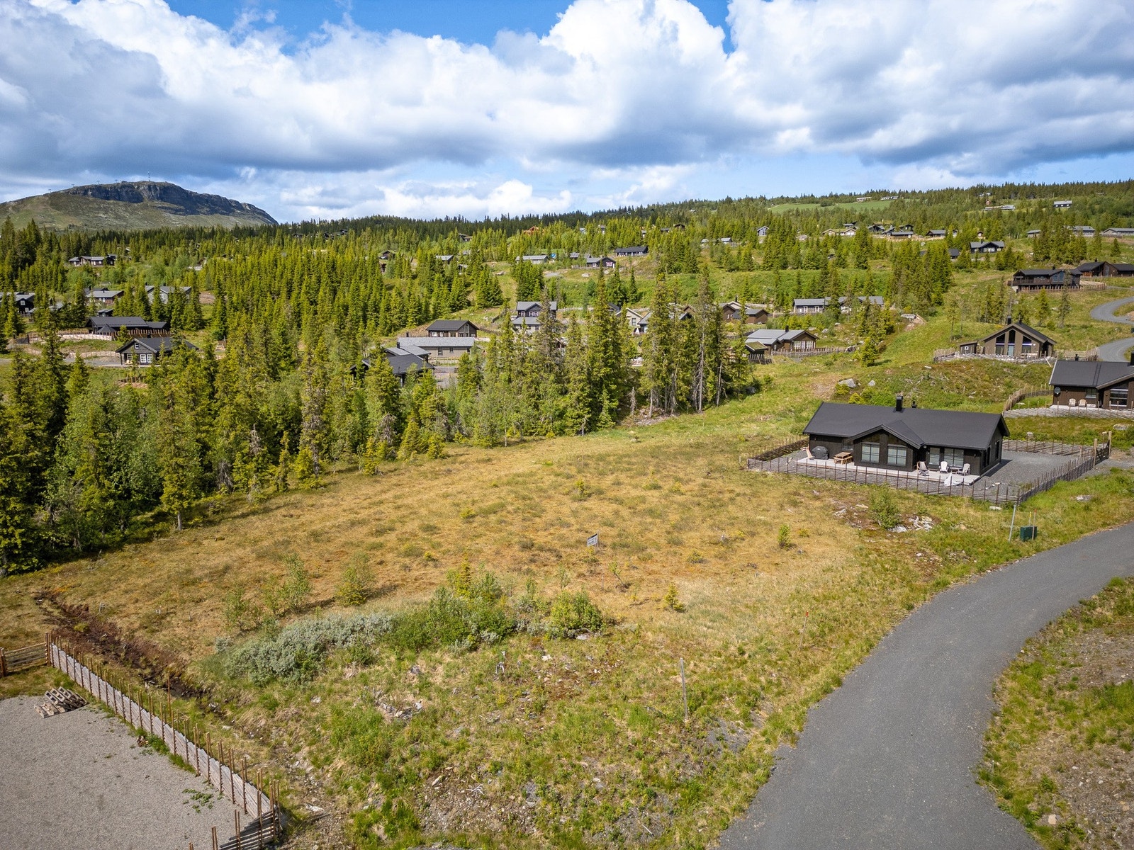 Tomten selges slik den står og kjøper må påregne videre opparbeidelse. Tomten er endelig oppmålt og fradelt. Galleribilde