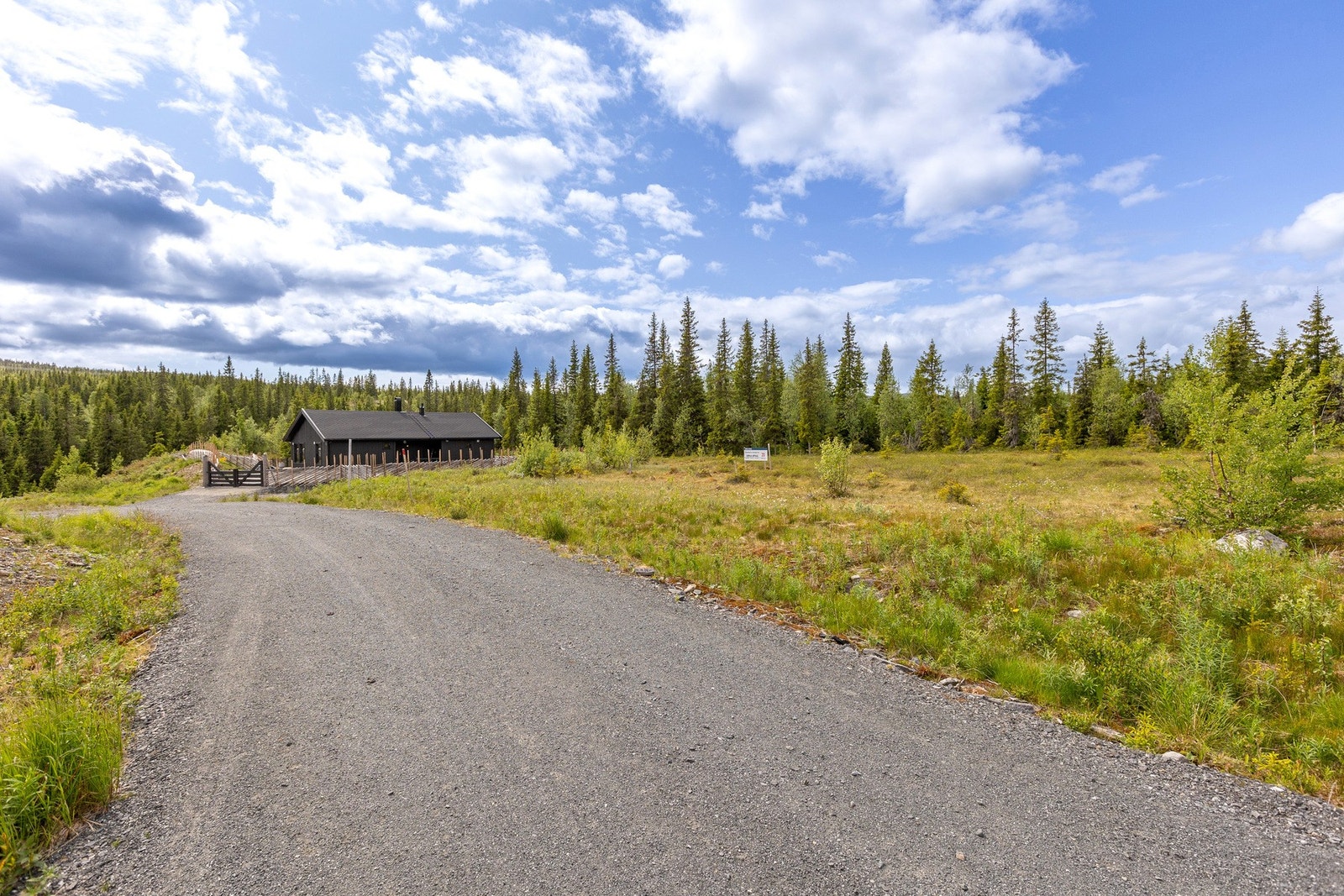Skeikampen er viden kjent for sine fine sykkelstier, seterveier og fjellveier, og byr på et flott sykkelterreng enten du ønsker utfordrende traseer og spenning, eller skal på en rolig sykkeltur med familien. Galleribilde