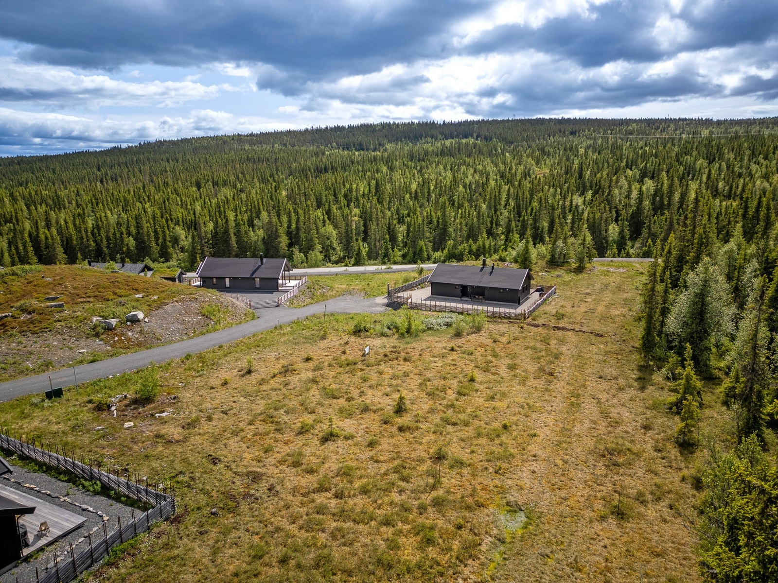 Mulighet til å utnytte inntil 25% (BYA) av tomtens areal. Tillatt bruksareal på tomten skal ikke overstige 212 kvm. Bebyggelsen kan oppføres i 1 etasje, eller med oppstuggu. Galleribilde