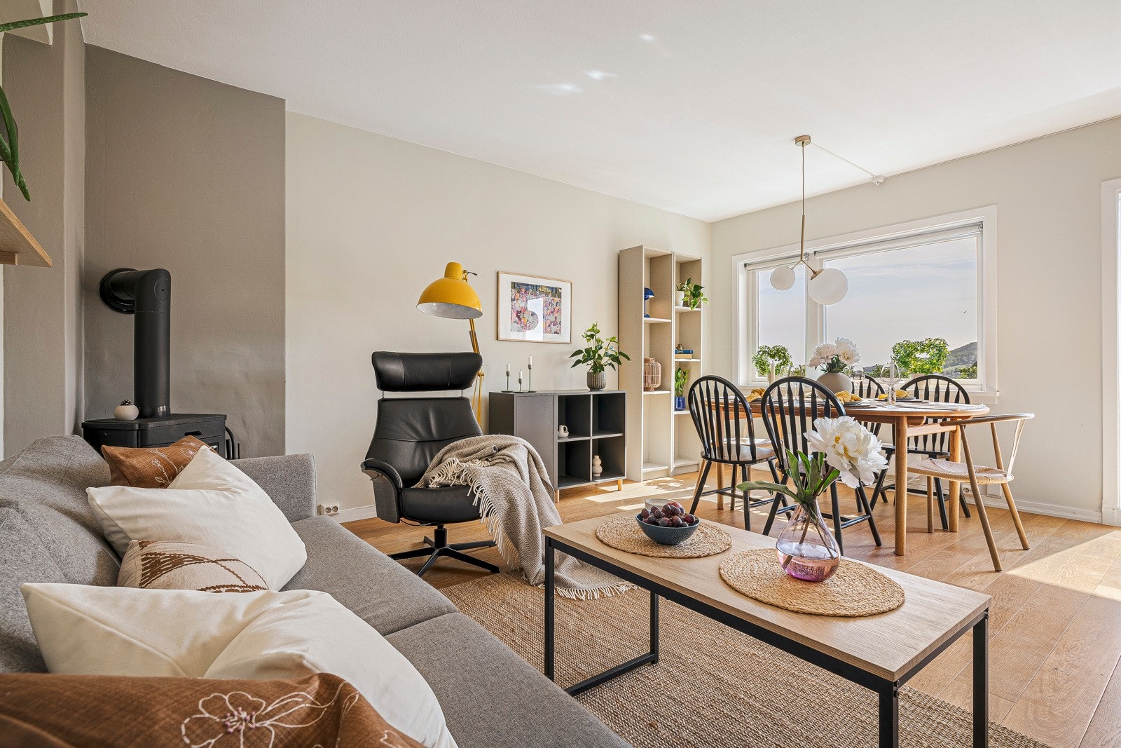 Her er det plass til både sofagruppe, TV og spisebord. Galleribilde