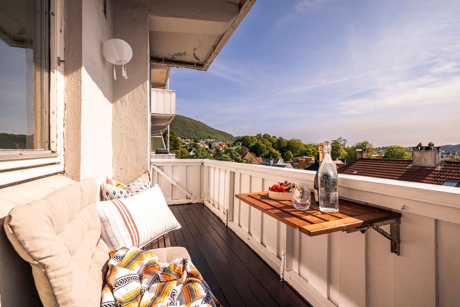 Balkongen er delvis takoverbygget, og har god plass til utemøbler. Galleribilde