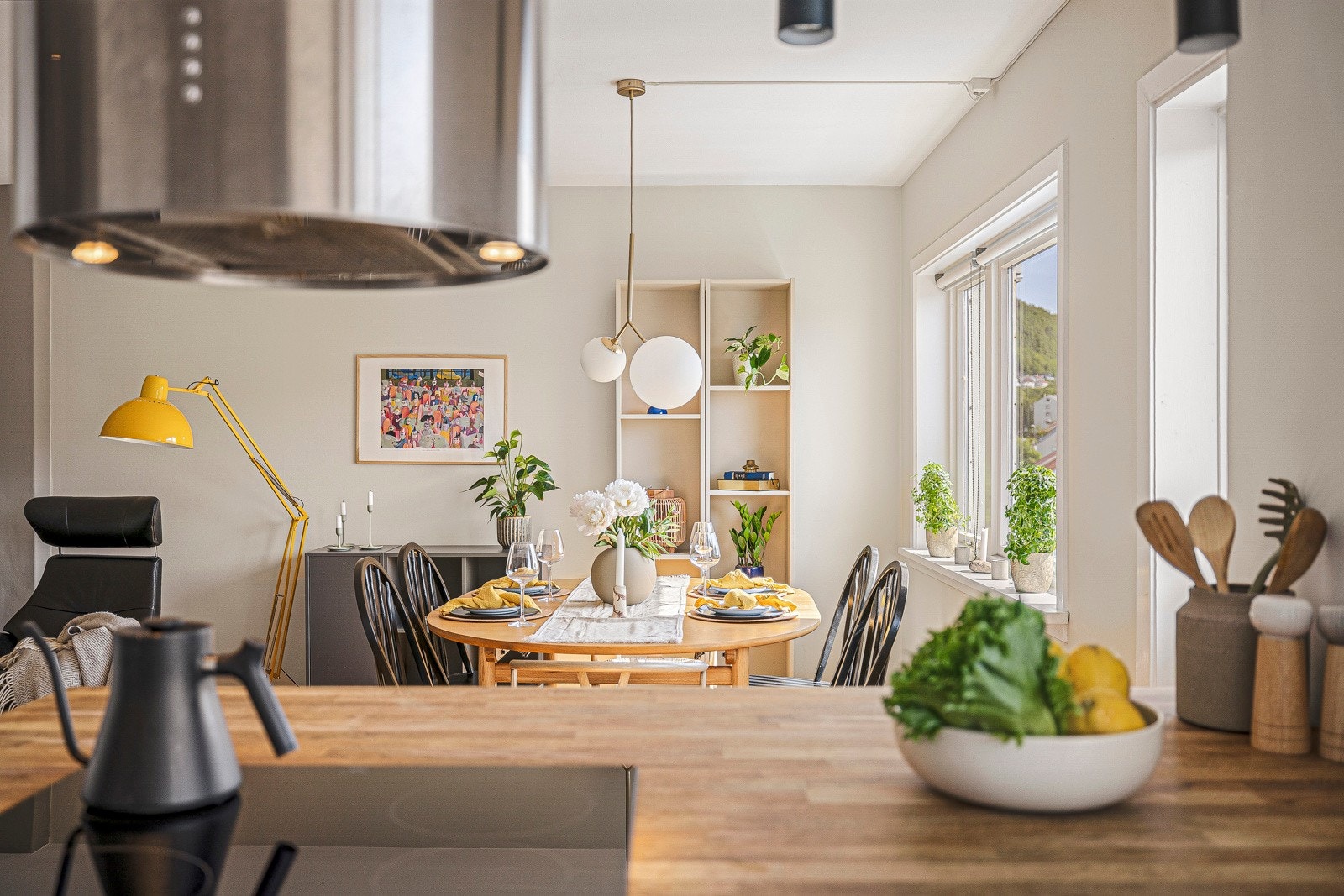 Åpen løsning, slik at man kan være sosial mens man står på kjøkkenet. Galleribilde