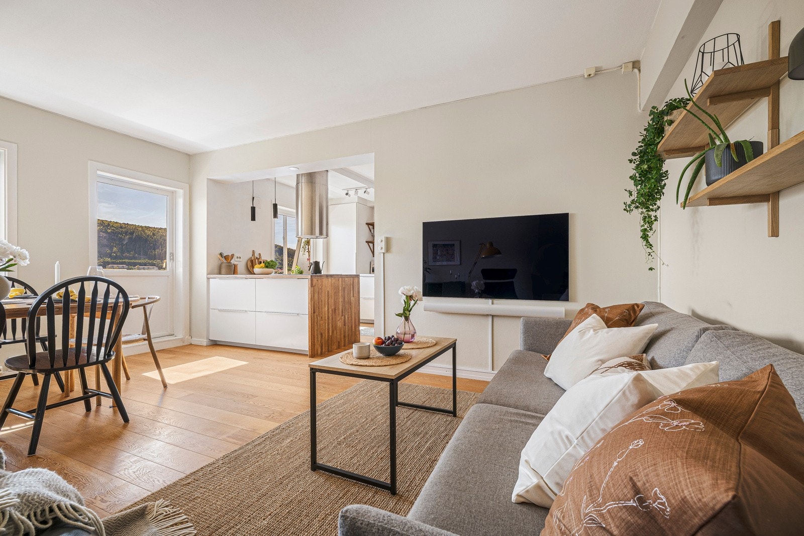 Leiligheten ligger i høy første etasje og ligger veldig fritt og fint til med lite innsyn. Galleribilde