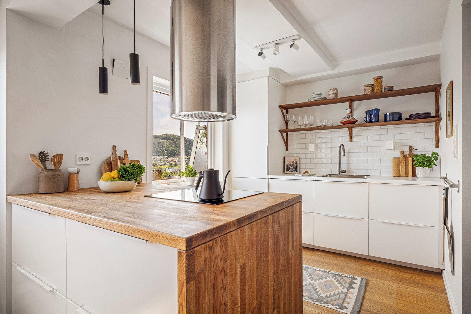 Kjøkkenet fremstår tidsriktig, og byr på god benke- og skapplass. Galleribilde