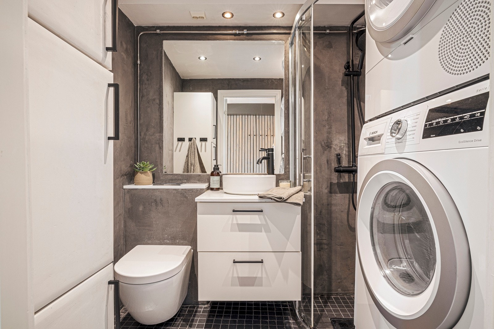 Baderommet måler ca. 3 kvm, og har god standard. Galleribilde