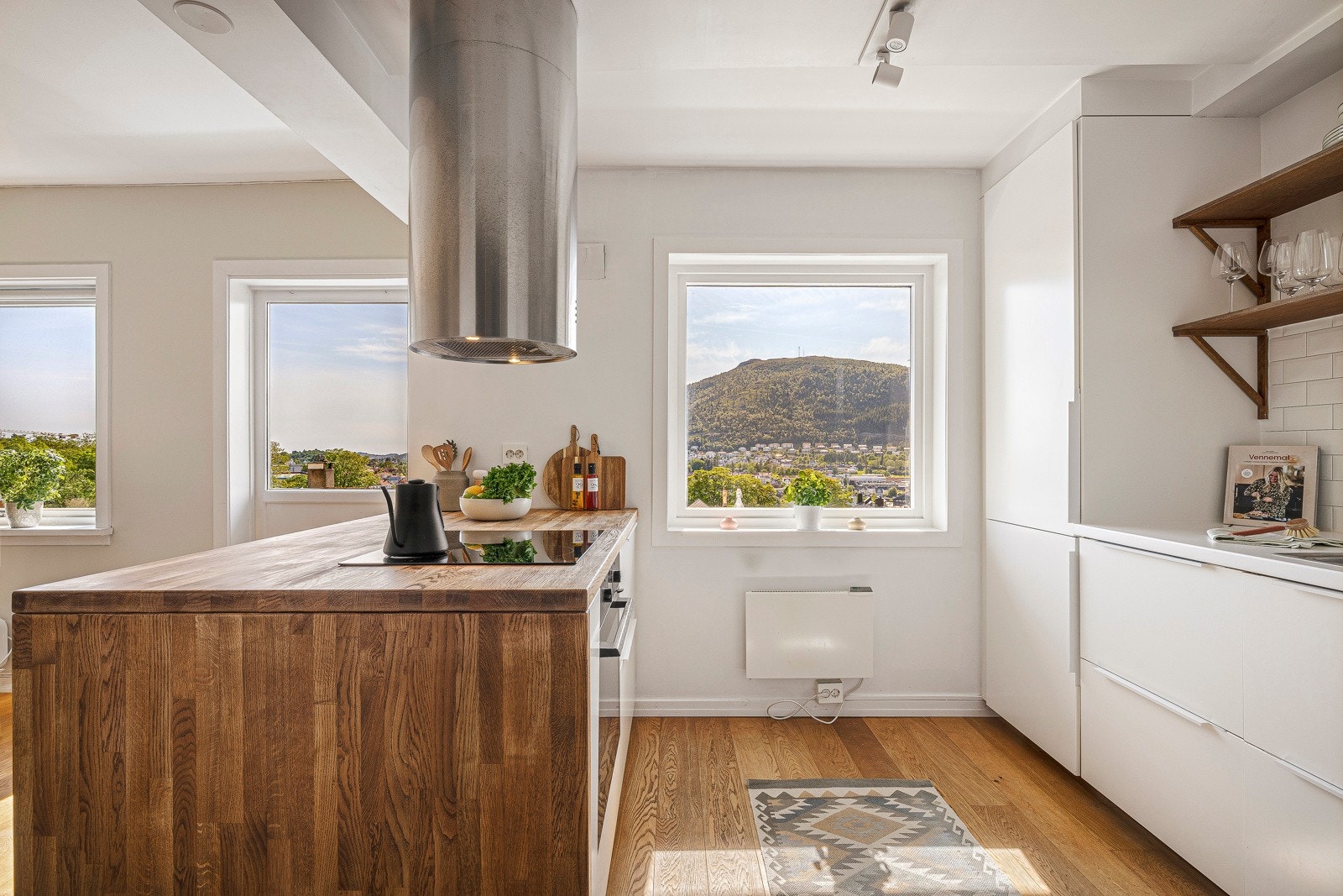 Hvitevarene er integrerte og består av oppvaskmaskin, stekeovn, platetopp og kjøleskap med frysedel. Galleribilde