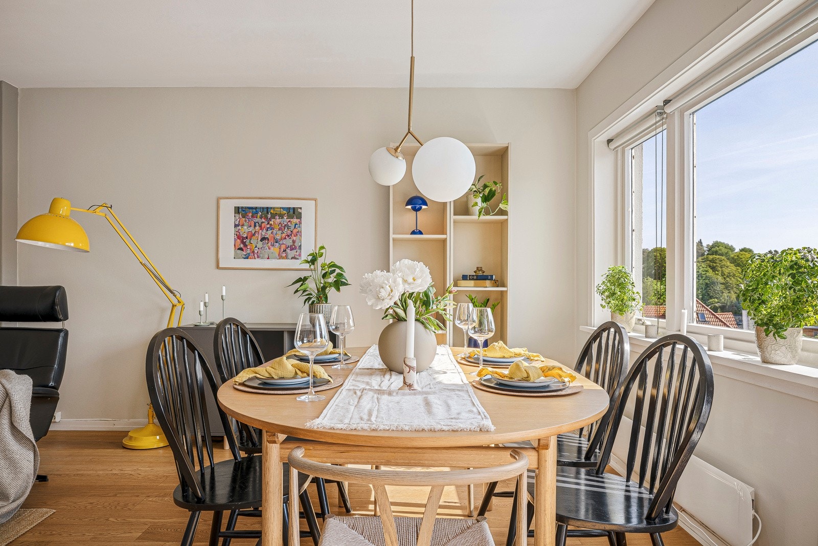 Rommets størrelse og planløsning gjør det enkelt å innrede stuen i flere soner. Galleribilde