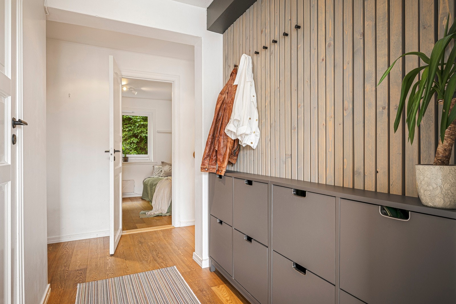 Videre beveger vi oss inn til soverommene, og badet. Galleribilde