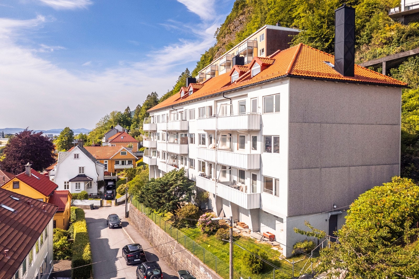 Taket ble fornyet i 2015 med ny takstein! Galleribilde