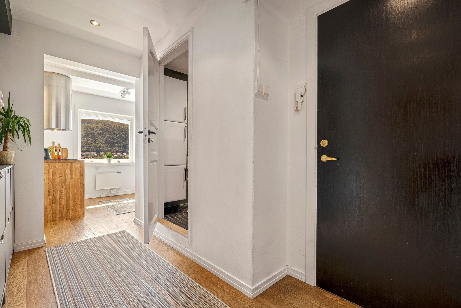 Leiligheten gir et godt førsteinntrykk med en romslig entré. Galleribilde