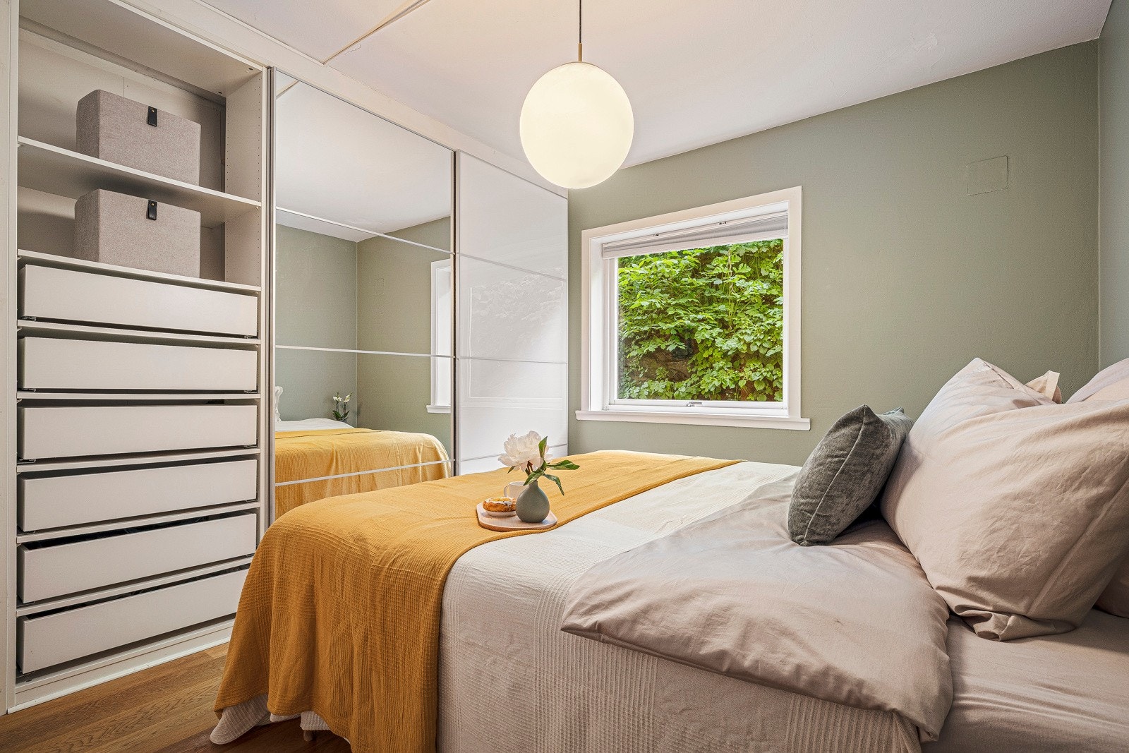 God plass til dobbeltseng, nattbord og garderobeløsning. Garderoben følger for øvrig handelen. Galleribilde