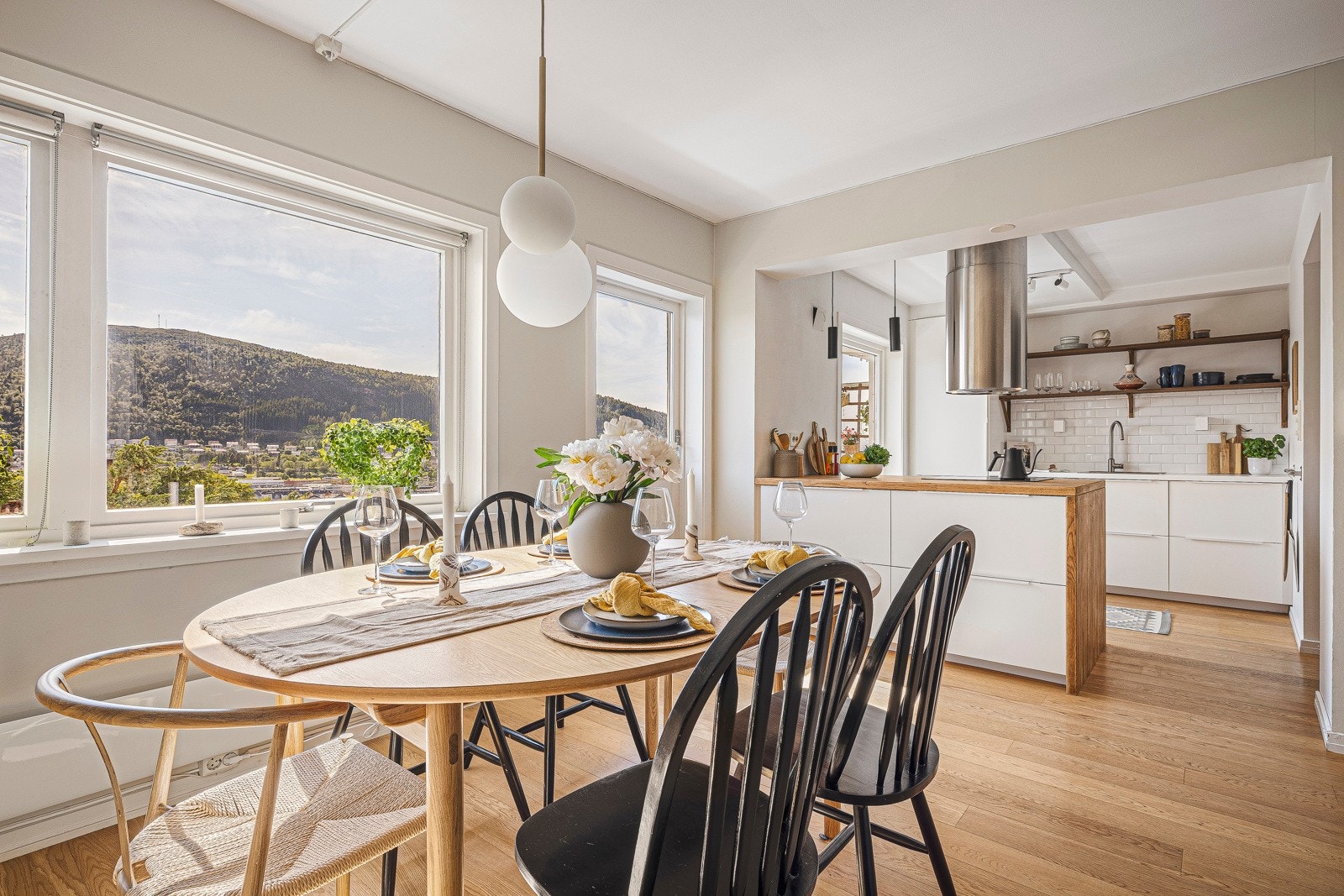 Legg merke til de store vinduene som slipper inn rikelig med lys! Galleribilde