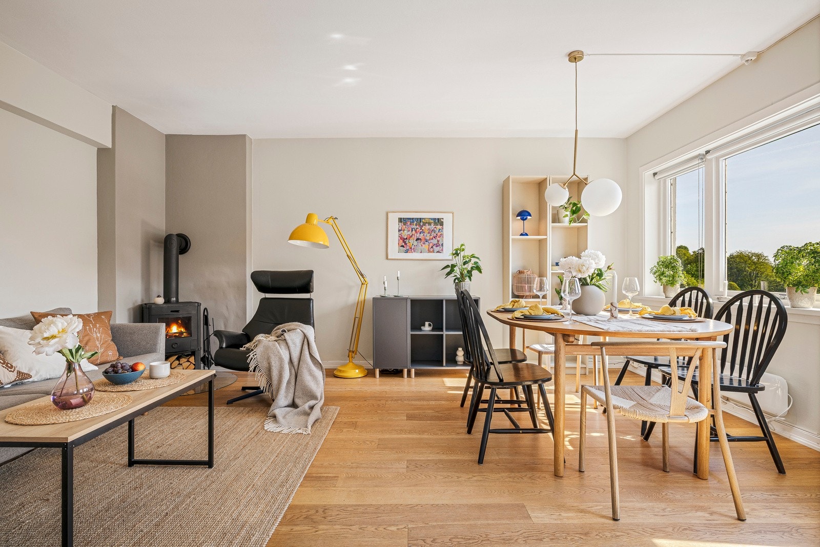 Attraktiv selveierleilighet med solrik balkong, nydelig utsikt og masse lysinnslipp. Galleribilde