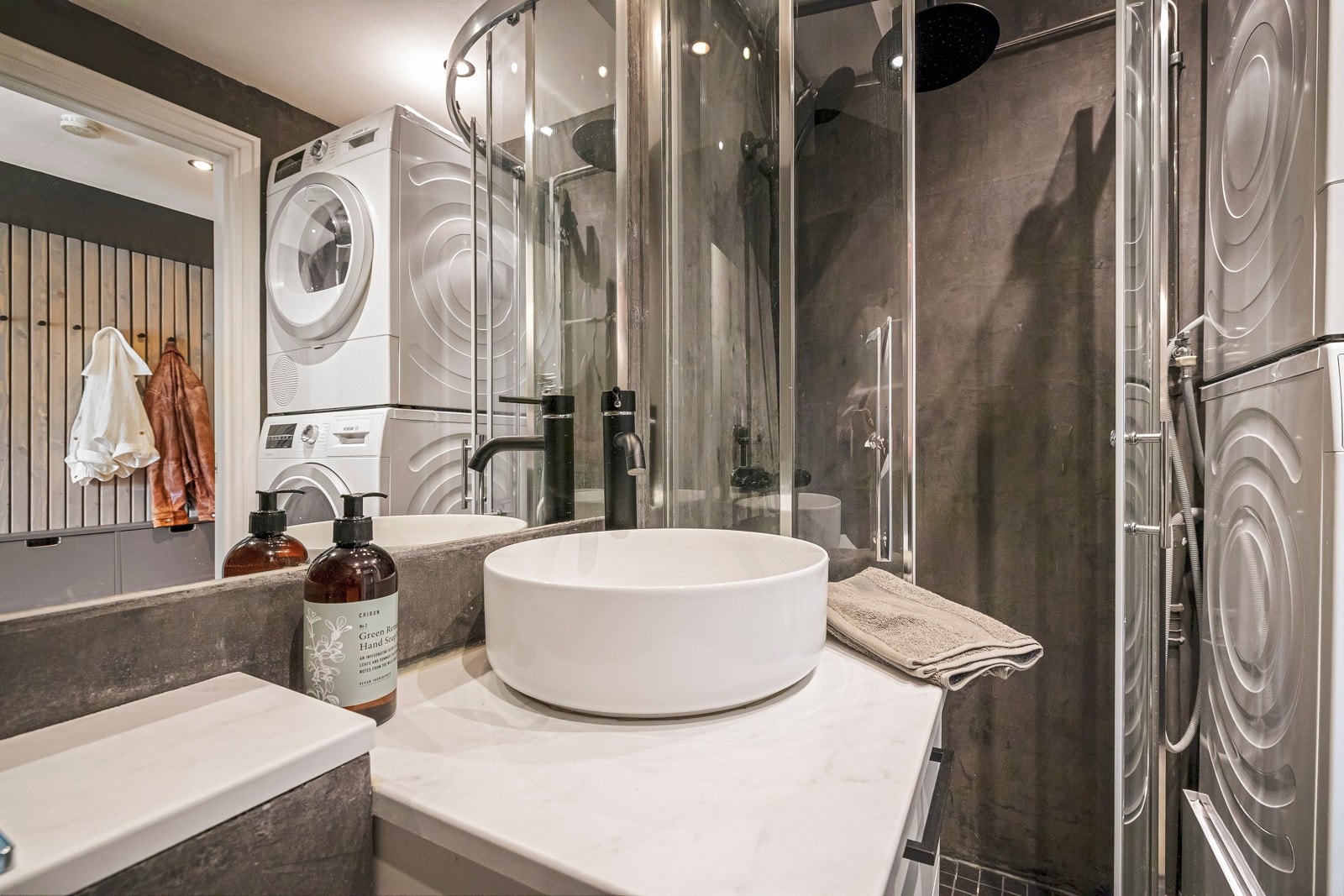 I tillegg er det varmekabler i gulv og opplegg til vaskemaskin. Galleribilde