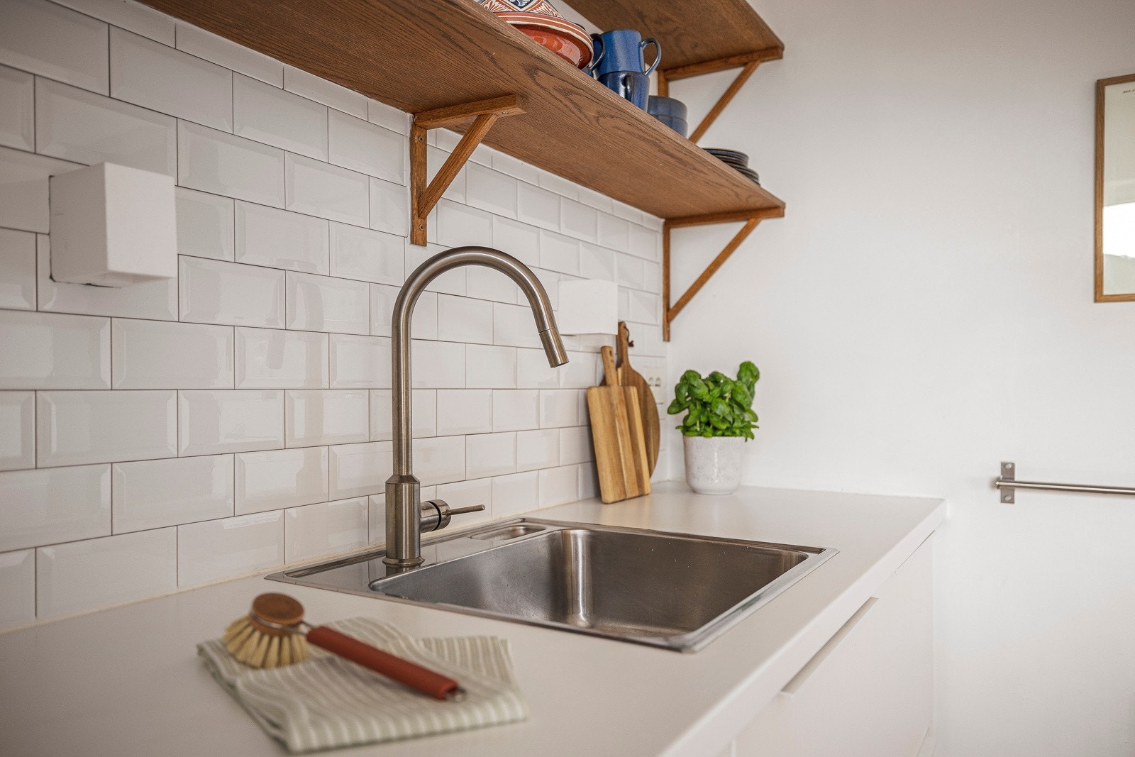 I tillegg er det slitesterke fliser mellom benkeplaten og veggemn, som gjør det enkelt og holde rent, samt montert watersafe. Galleribilde